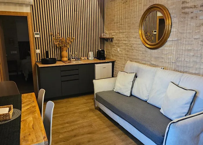 Arena Centro Rooms&suites, By Homing U 3*